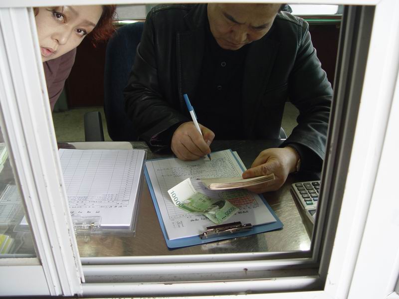 要登记姓名护照号码，韩国人登记姓名身份证号码