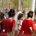 维族婚礼上的美女伴娘团