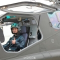 中国陆航首批武装直升机女飞行员亮相 ...