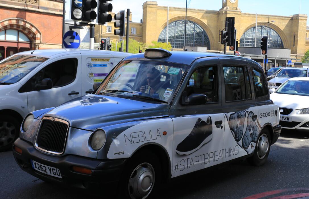 伦敦街头的出租车，后面有两排是对头坐的