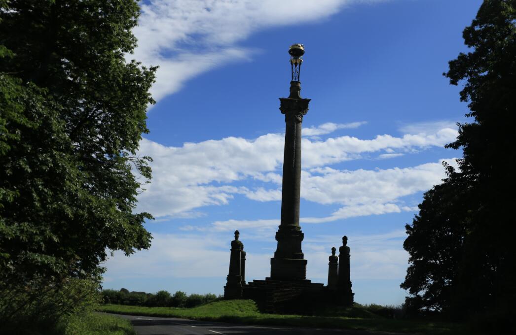 霍华德城堡附近纪念二战的一个碑
