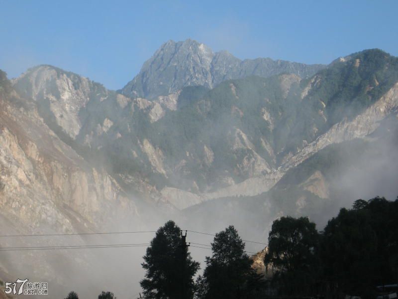 山体滑坡激起的灰尘 弥漫在河谷上 远处是HB3965的香炉山