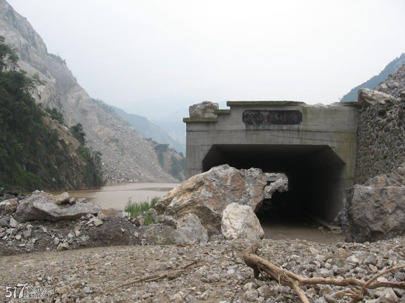 07年10月建成通车的马槽滩地质灾害治理工程------将军岩明洞