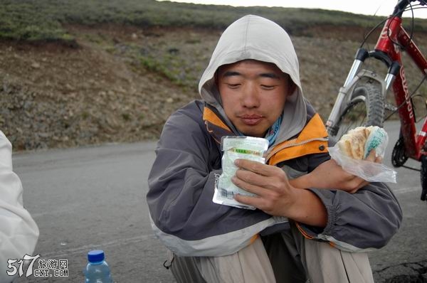 吃饱喝足后准备去挖地雷的张庆