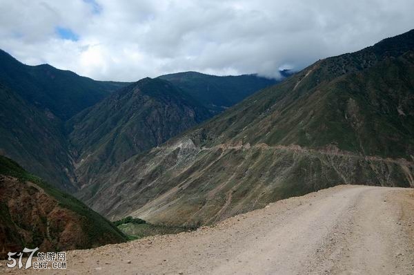 去觉巴山的路很窄很险