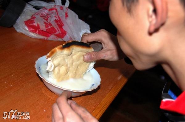 早餐是一碗面条加大饼豆浆