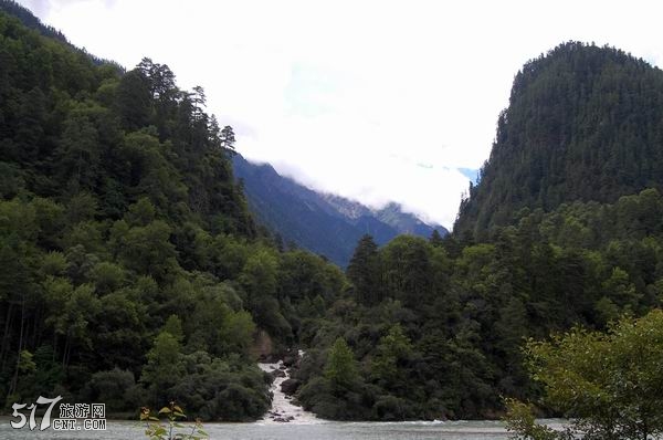 沿雅鲁藏布大峡谷逆流而上,风景很好