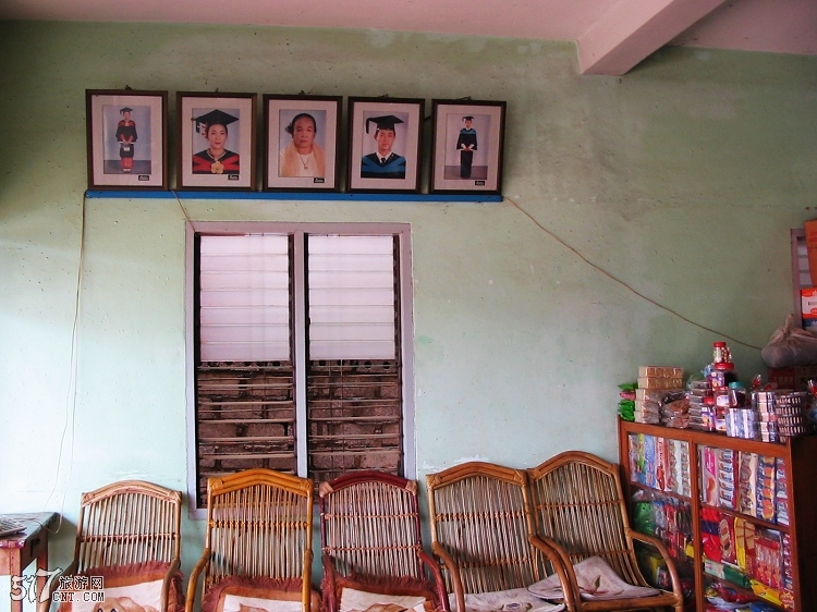 途中歇脚的一个小商店，这家的儿女都是大学毕业，这在缅甸是一件值得骄傲的事情。 ... ... ...
