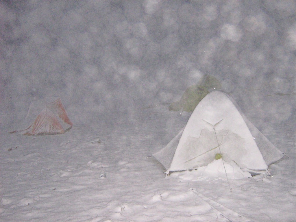 1号晚上遭遇大雪，帐篷差点压踏了哈