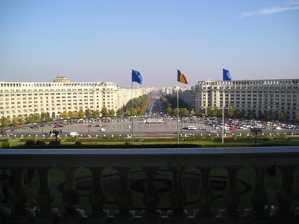 从共和国宫内俯瞰布加勒斯特的地1大街 