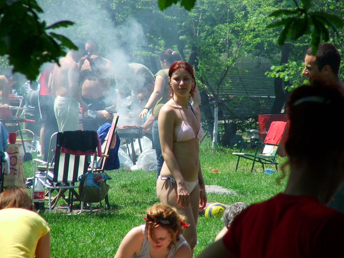 布加勒斯特郊外烧烤,春天里的她们都喜欢裸晒